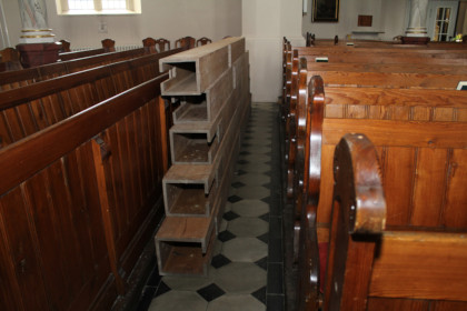 Lagerung der größten Pedalpfeifen im Kirchenschiff