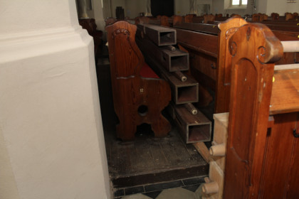 Lagerung der größten Pedalpfeifen im Kirchenschiff